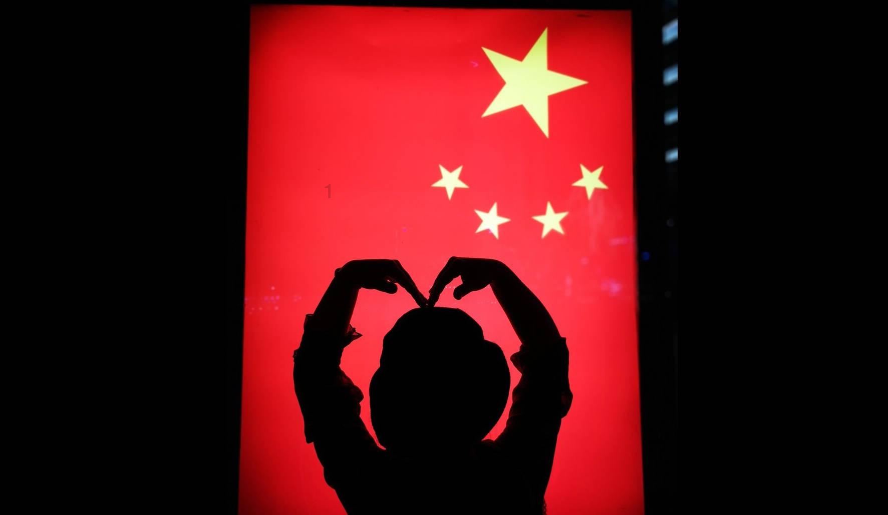 研究表明每天刷社交媒体超3小时易抑郁，为什么会出现这种现象？